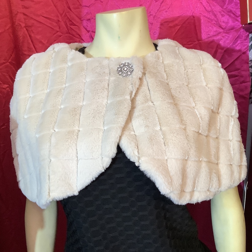NWT Tacera Fur Wrap cape off‎ white